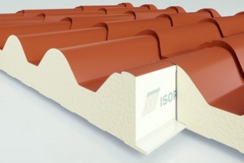 Sezione trasversale di un tetto di tegole rosse con anima isolante in schiuma bianca.