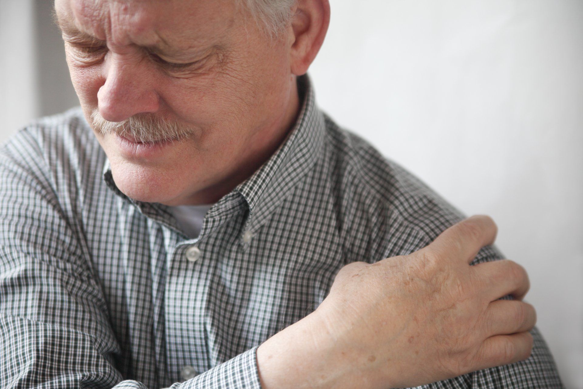 Shoulder Pain Treatment - Villa Park Chiropractic - Eric M Sense DC Shoulder Pain Treatment- Villa Park Chiropractic - Eric M Sense DC