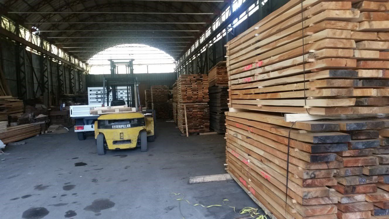 magazzino legname con muletto
