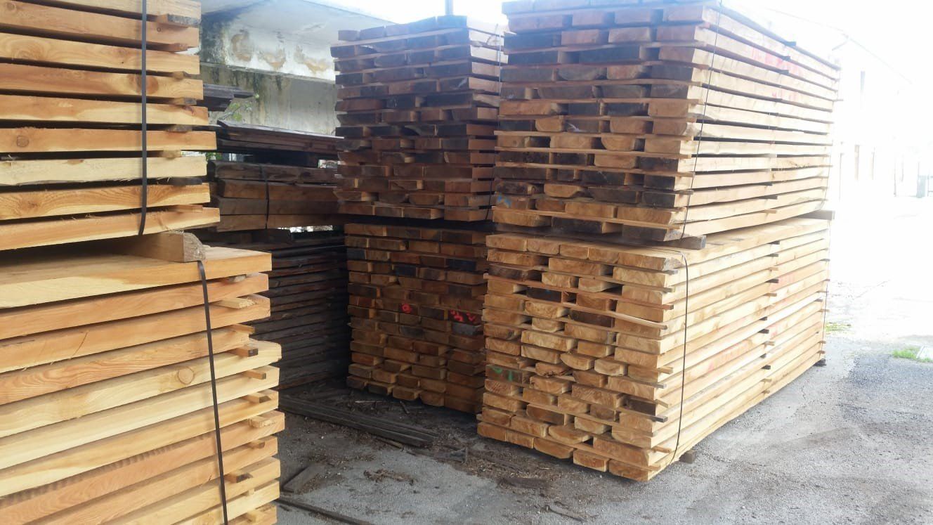 tavole di legno accatastate