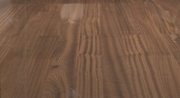 pavimento in legno con vernice superlucida