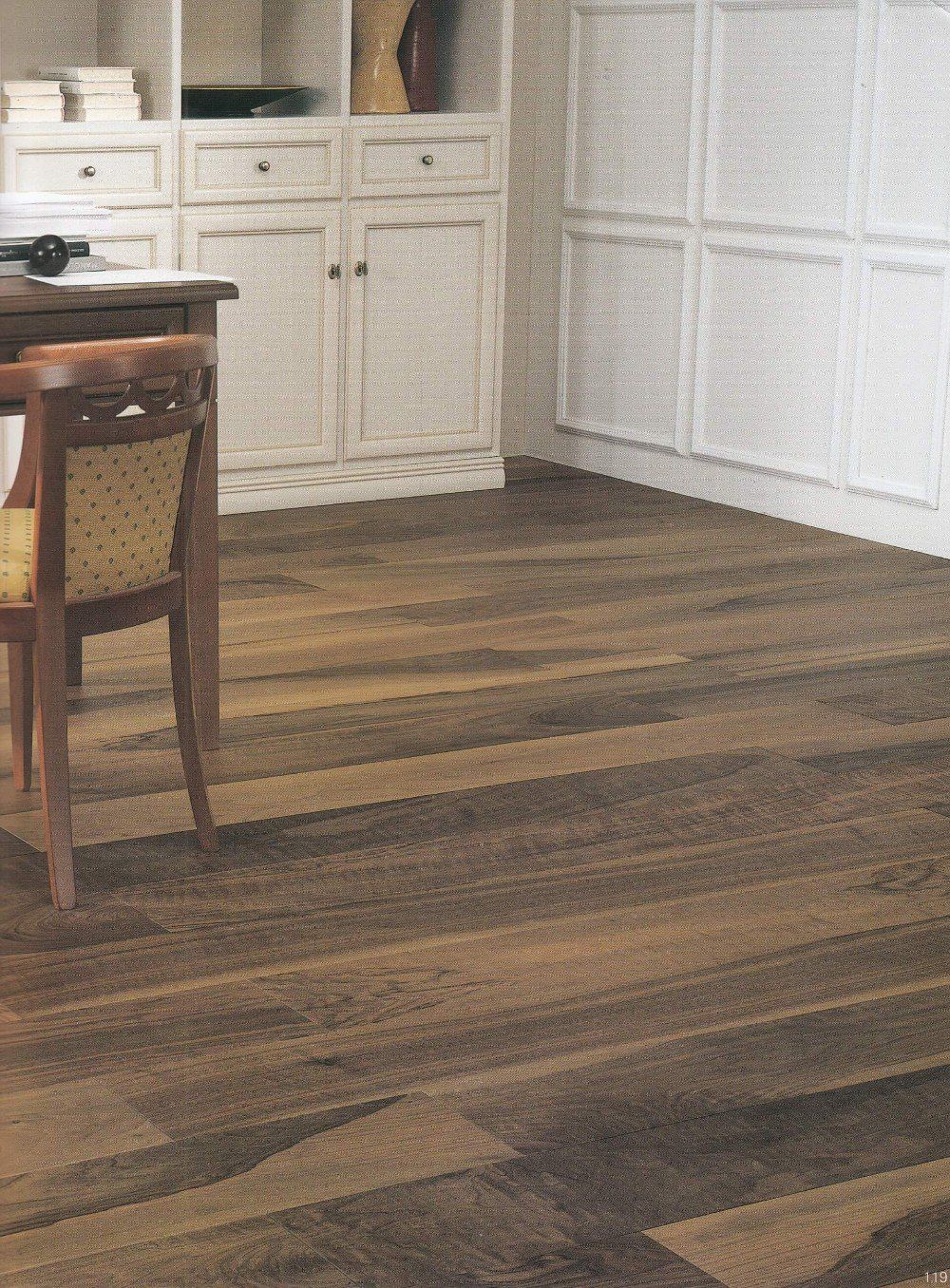 cucina con mobili bianchi e parquet scuro