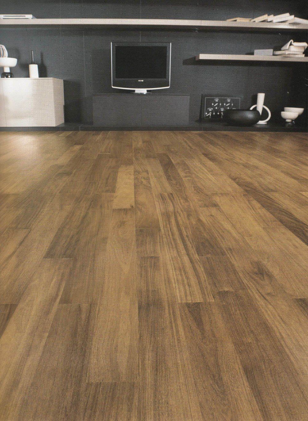 particolare parquet in legno scuro