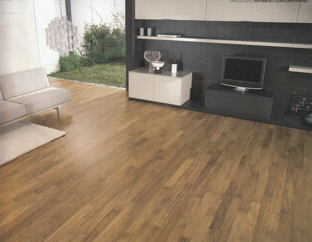 soggiorno con parete attrezzata scura e parquet