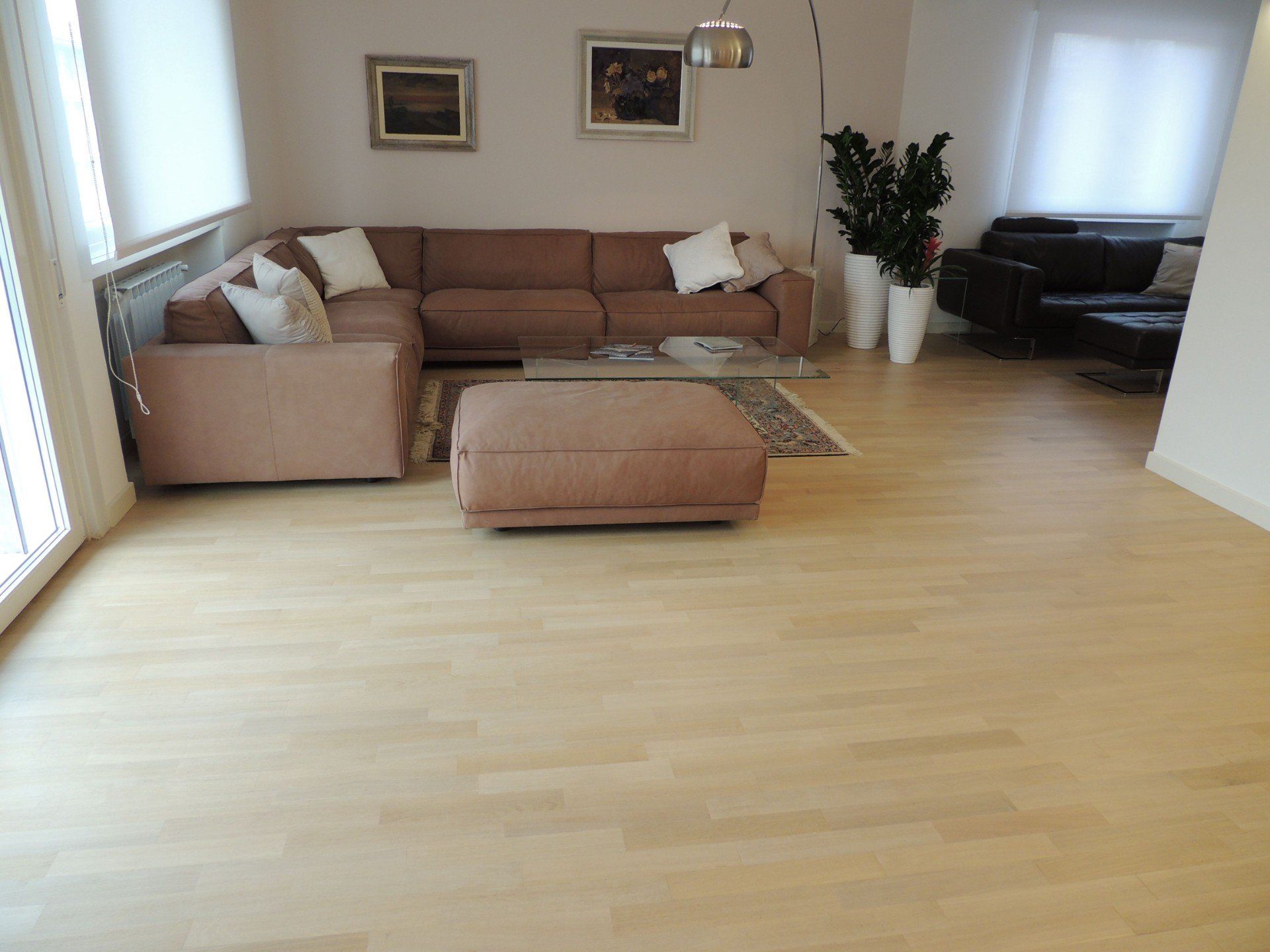 salotto con parquet e divani marroni