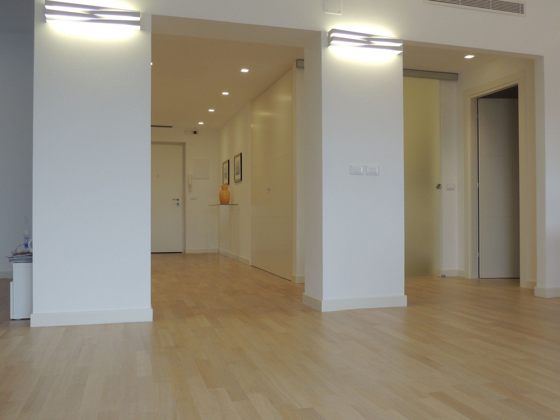 casa con pareti bianche e pavimenti in legno