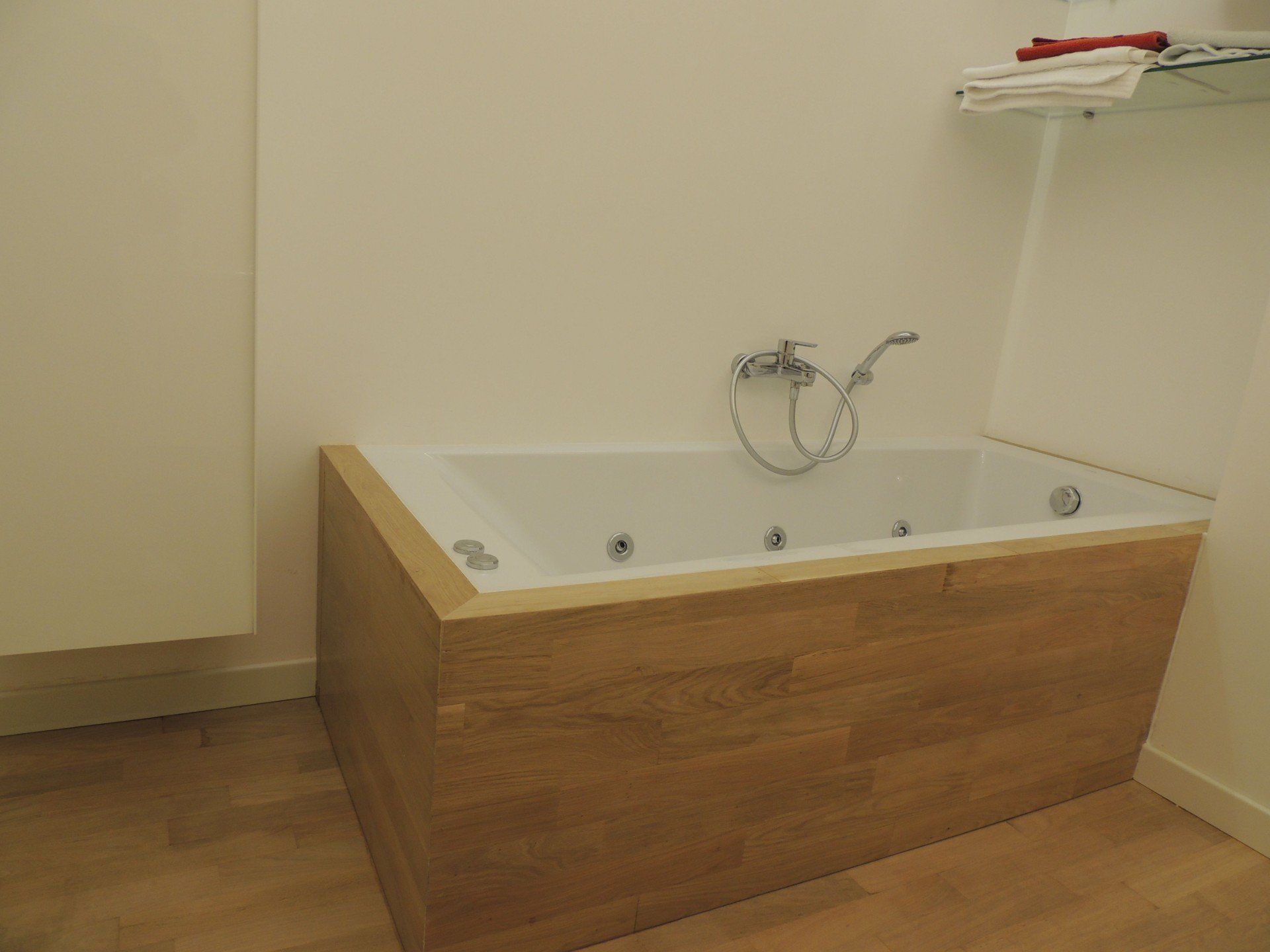 vasca da bagno con rivestimento in legno