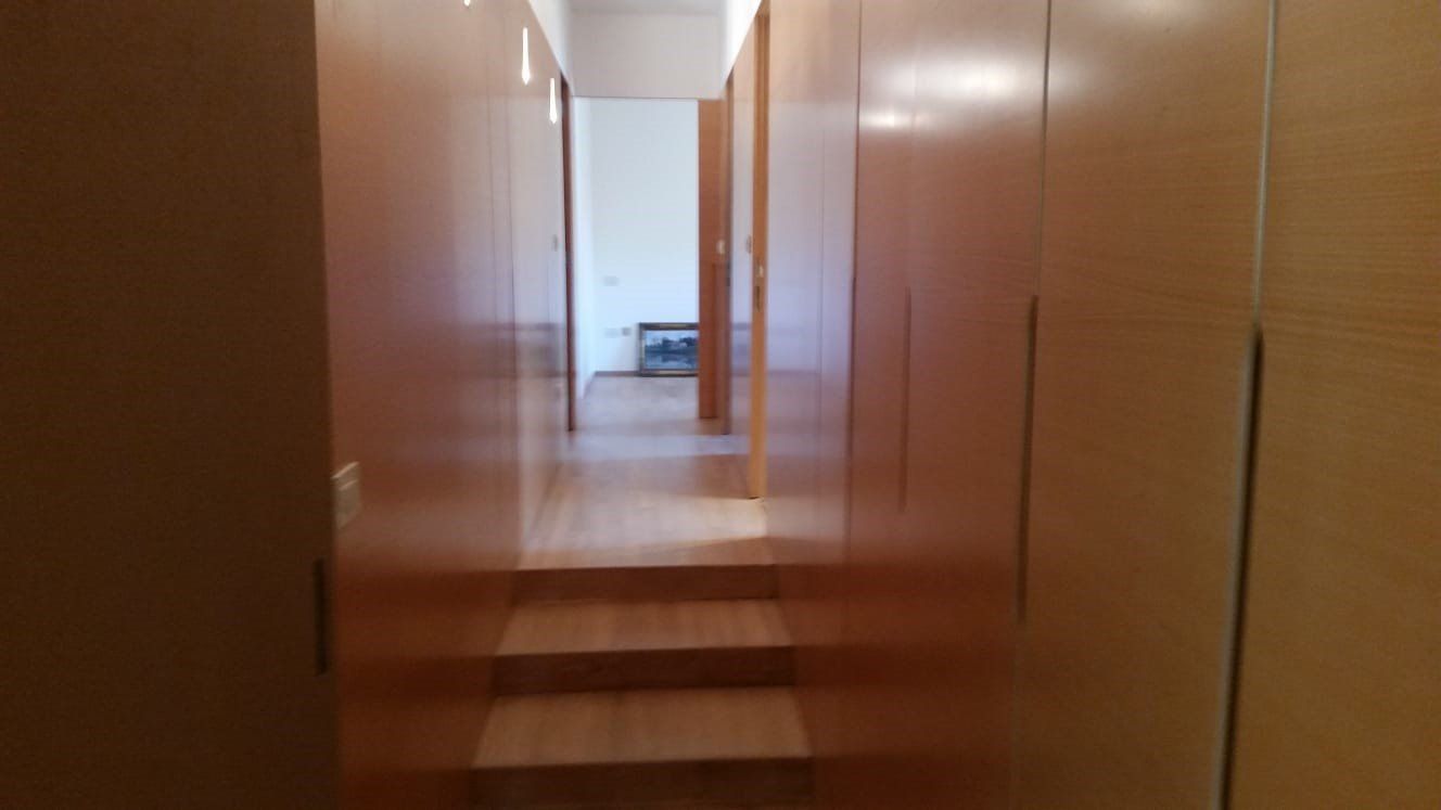 pavimento con gradini rivestito in legno