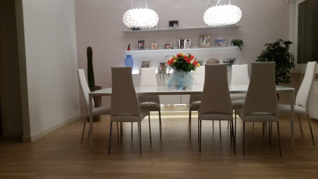 arredo moderno con pavimento in legno