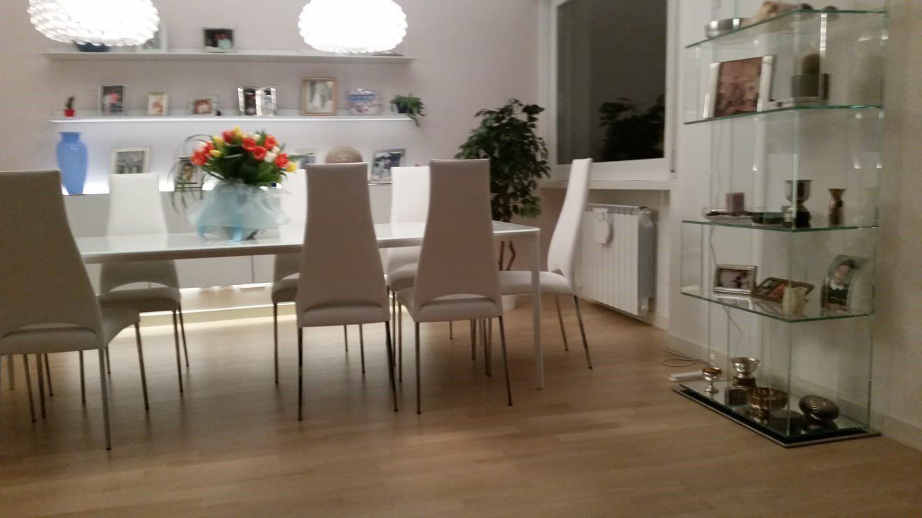 parquet prefinito in legno scuro