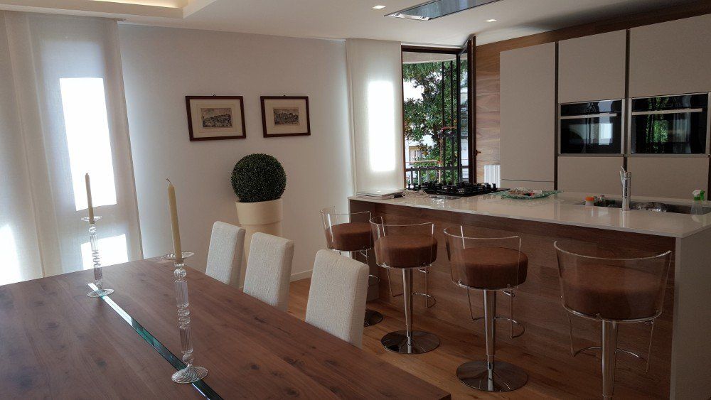 soggiorno cucina con tavolo e sedie in legno