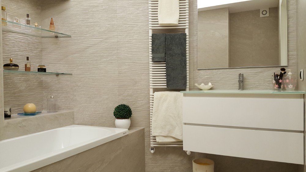 bagno con mobili in legno moderni laccati