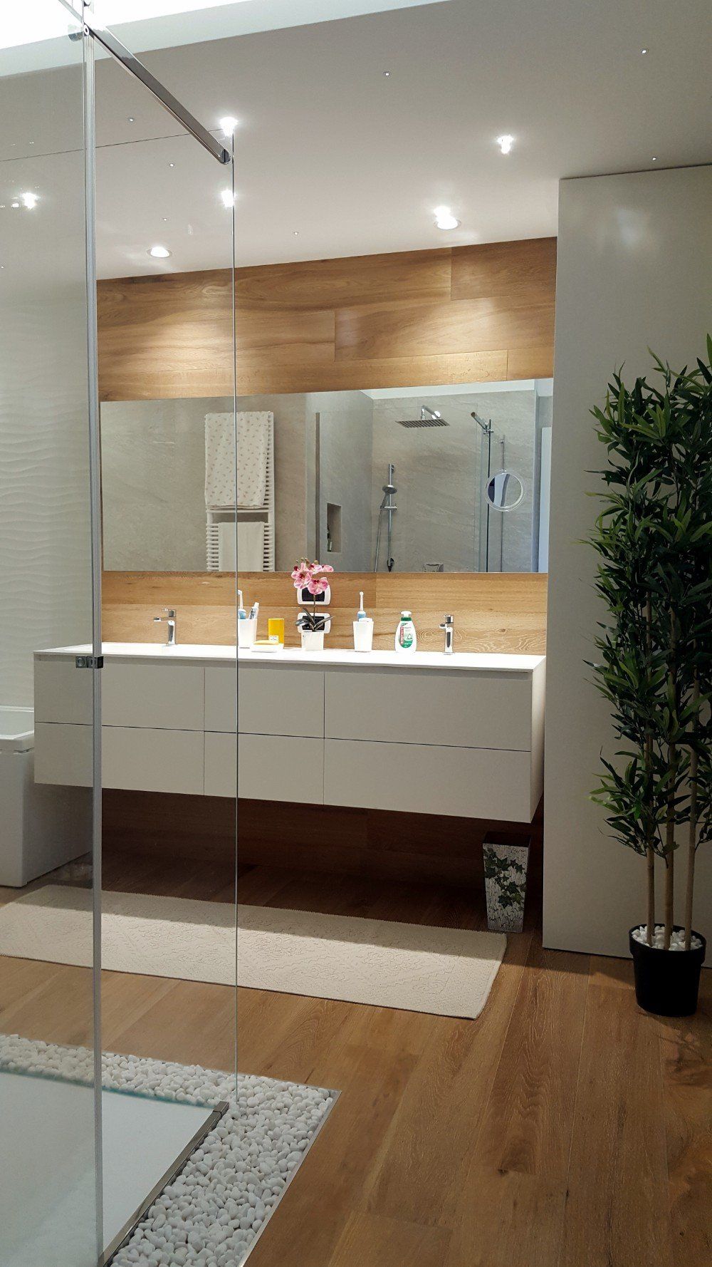 bagno moderno con mobili e pavimenti abbinati