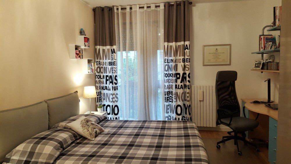 stanzetta con elementi di arredo in legno chiaro
