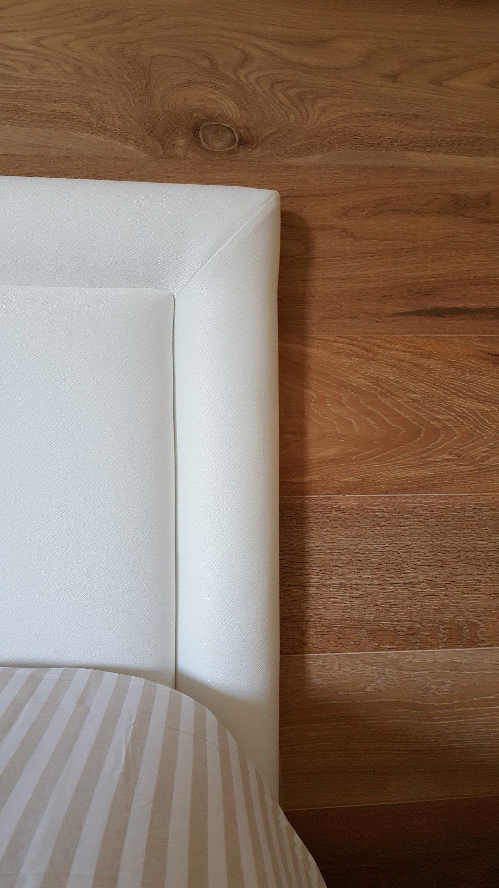 parete camera da letto rivestita in legno
