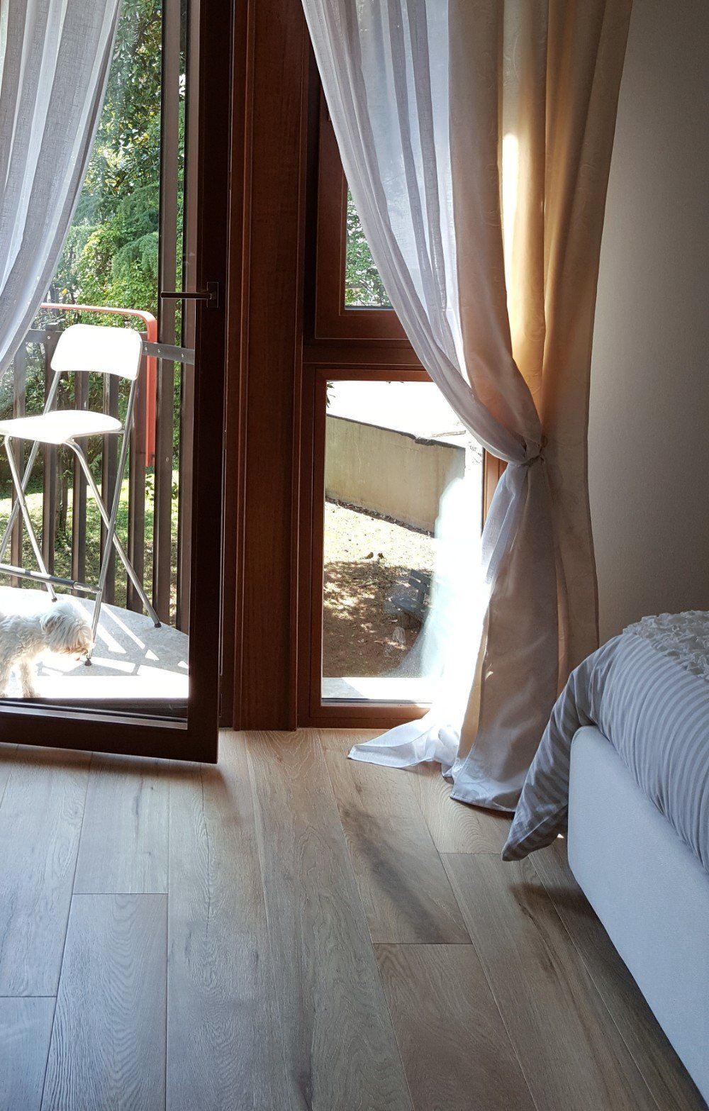 veranda casa con pavimento in legno