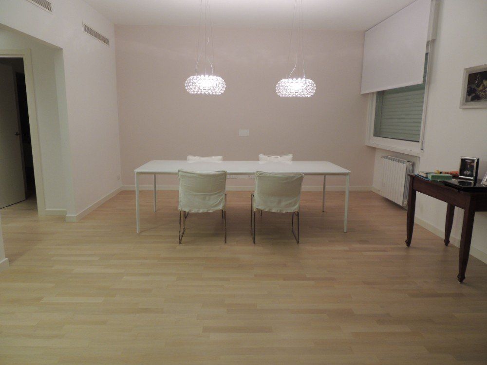 soggiorno casa moderno con pavimentazione in legno