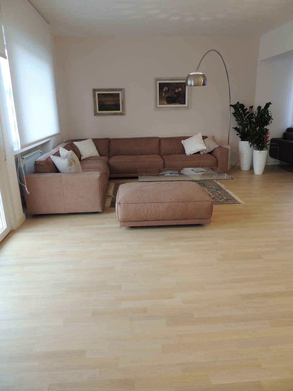 soggiorno abitazione con pavimento in legno