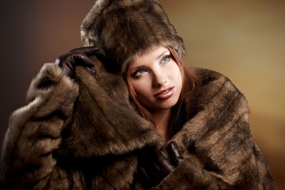 modella con pelliccia e cappello in pelo coordinato