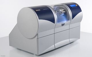 Computergesteuerte Fräsmaschine zur Herstellung von Inlays, Kronen und Zahnbrücken aus Keramik