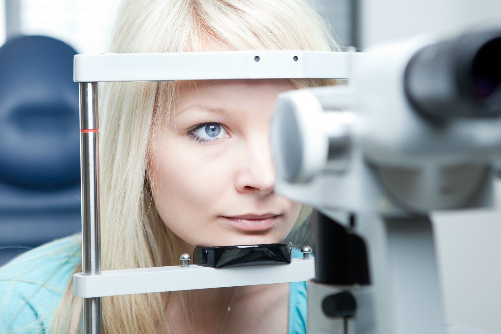 ragazza durante una visita oculistica