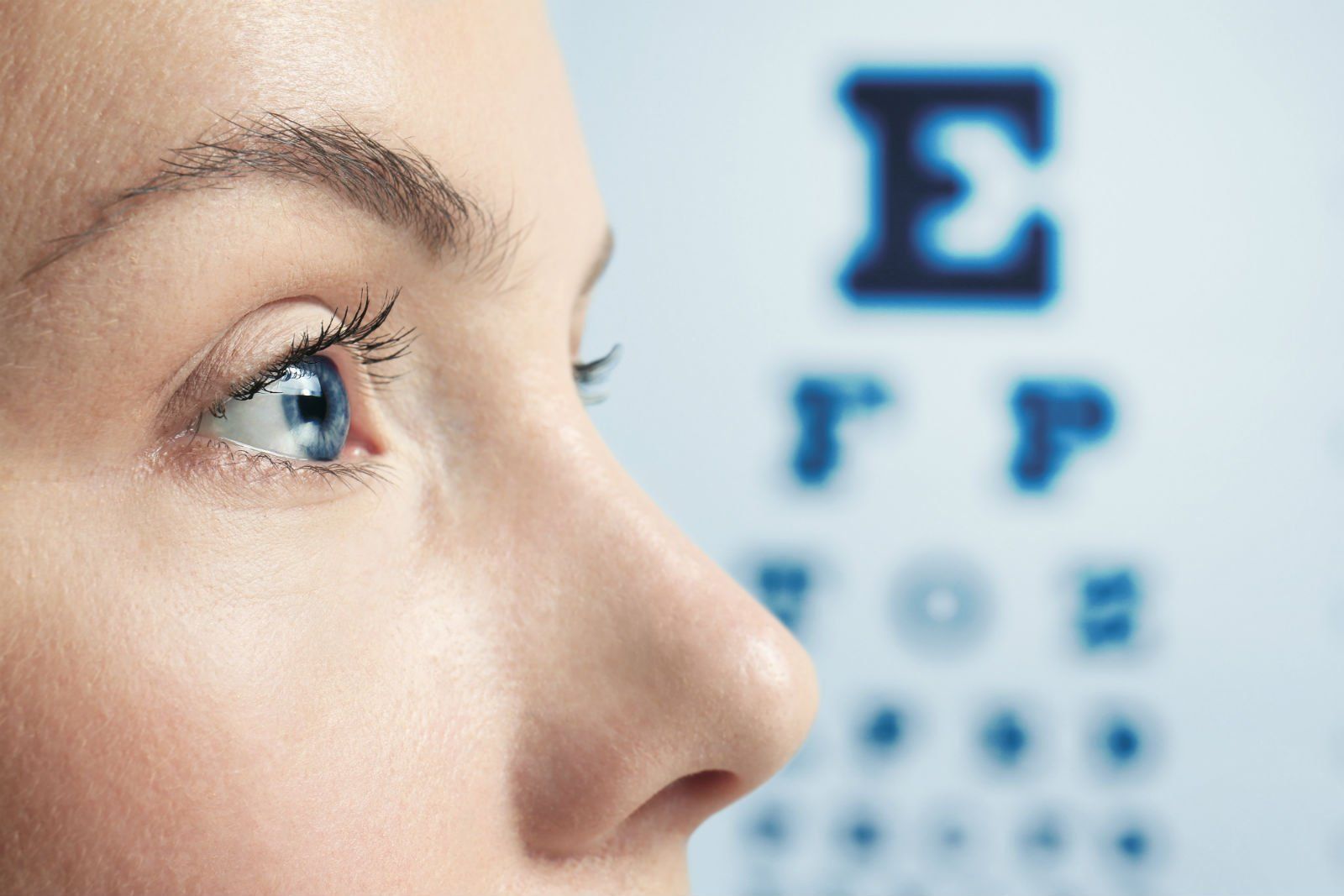 una ragazza in uno studio oculistico