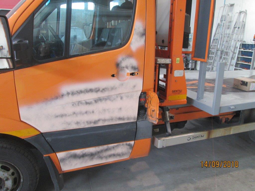 riparazione in atto su furgone arancione