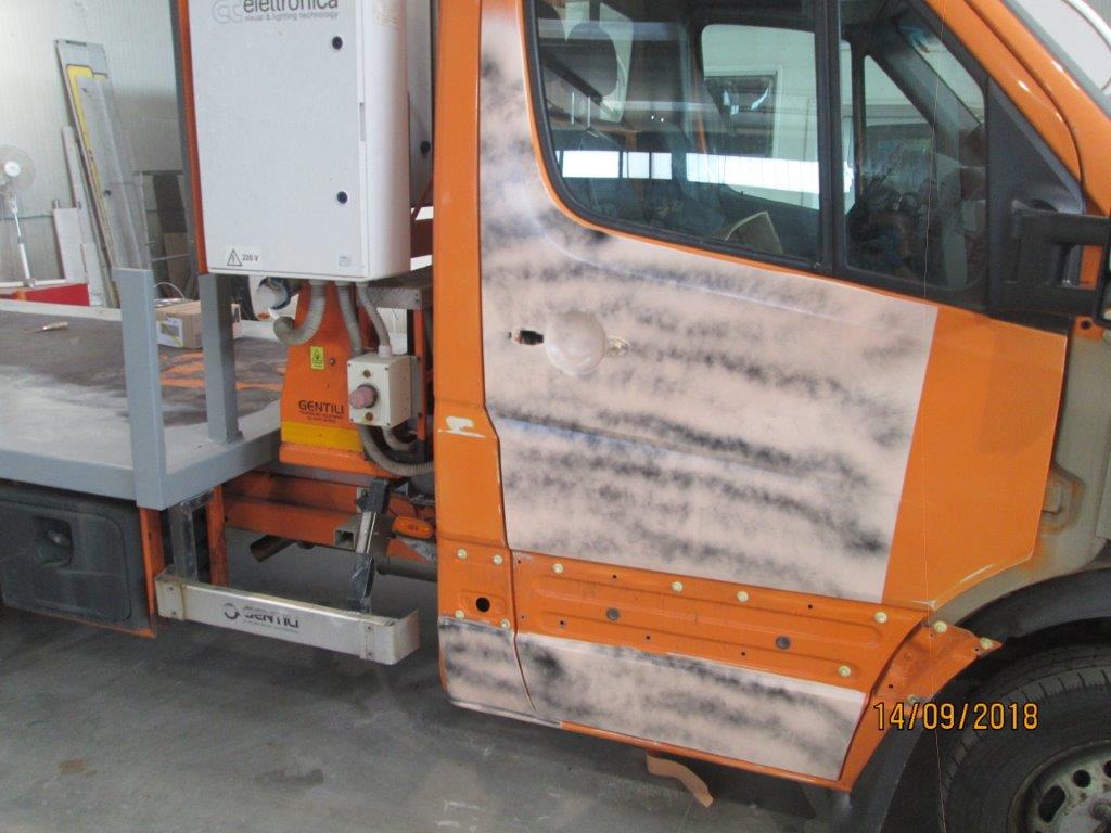 lavorazione furgone arancione