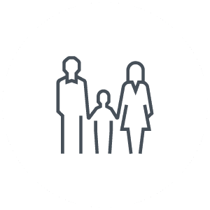 icoontje pesonen- en familierecht lijntekening van een familie bestaand uit vader moeder kind die elkaar aan de handen houden