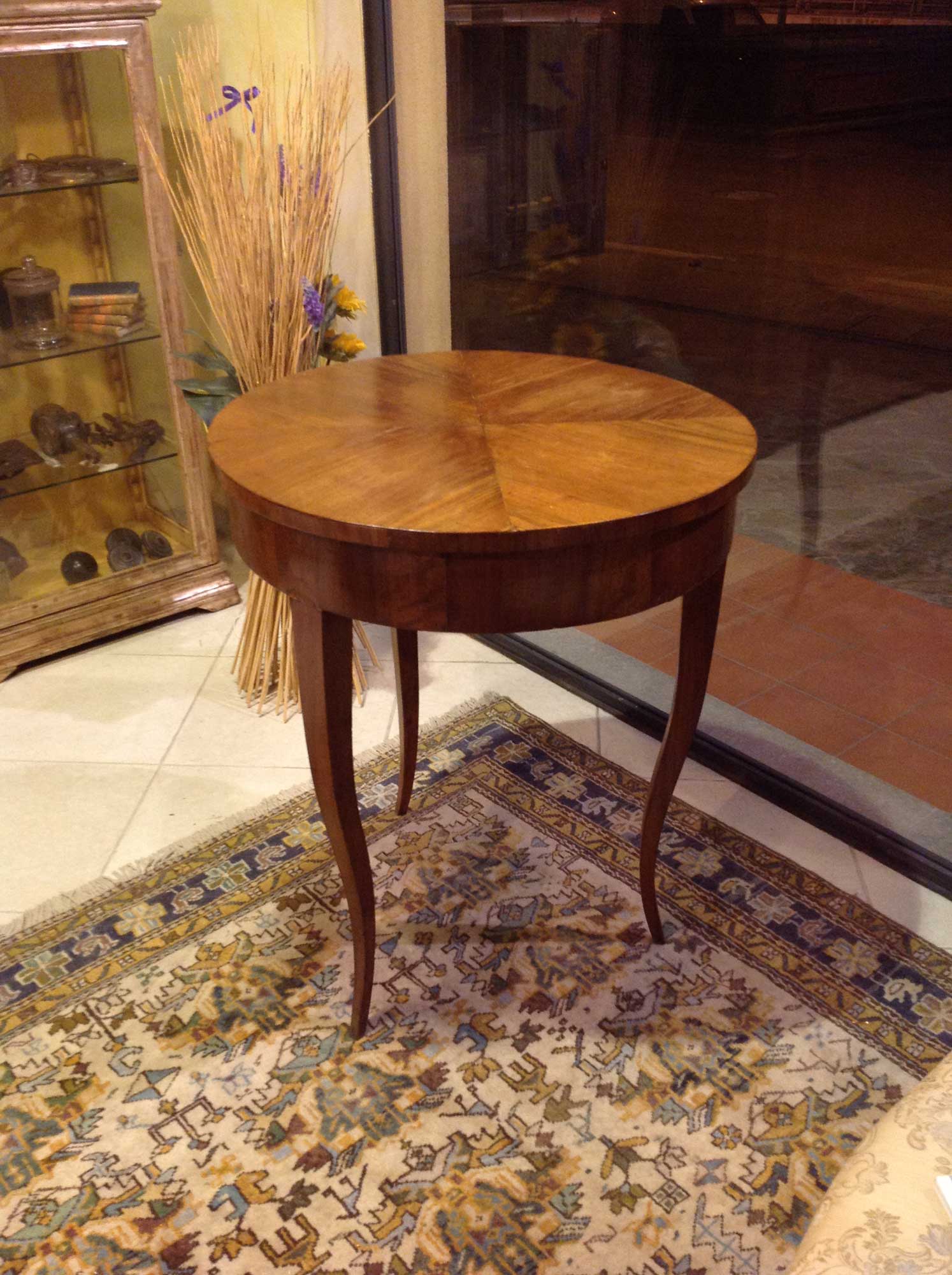 tavolino in legno con decorazioni