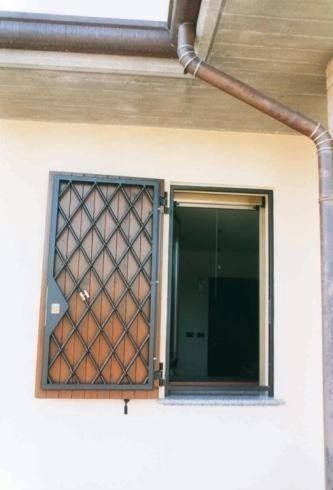 Inferriata per scuri con trama a losanghe