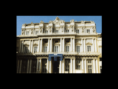 palazzo d'epoca con lampadari classici