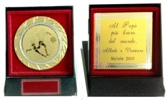 un trofeo di calcio e accanto una targhetta dedicata a un padre