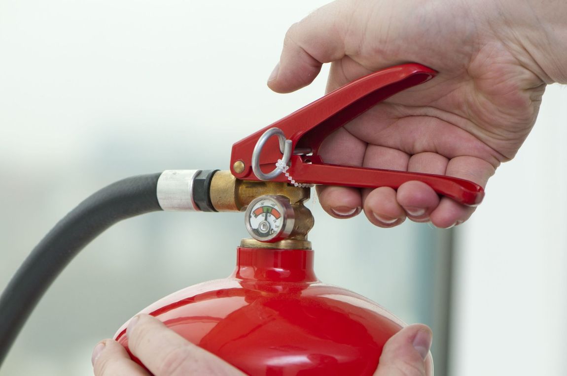 dettaglio di un estintore antincendio