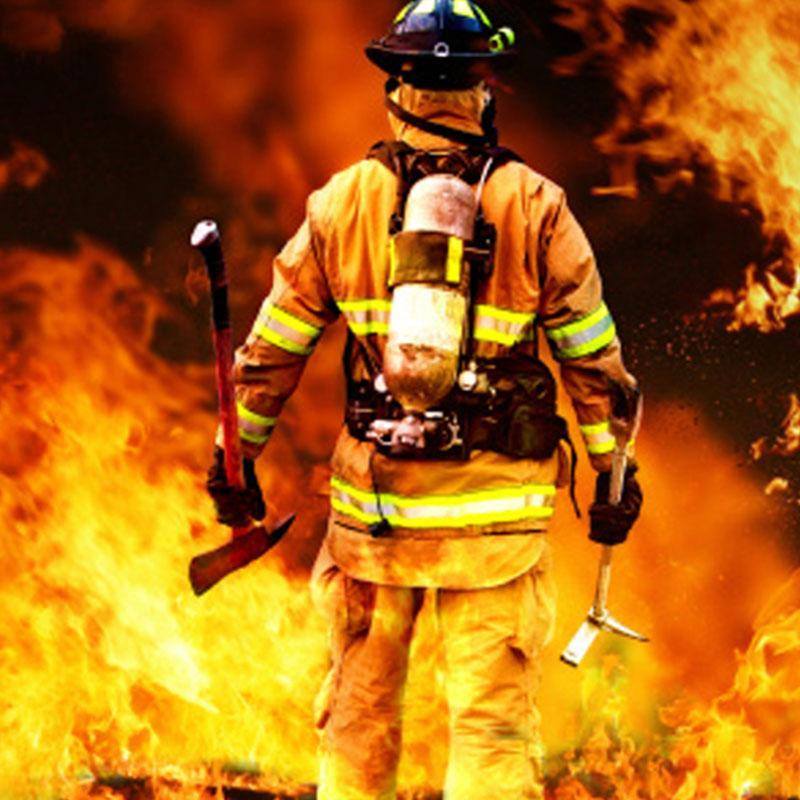 vigile del fuoco durante un incendio