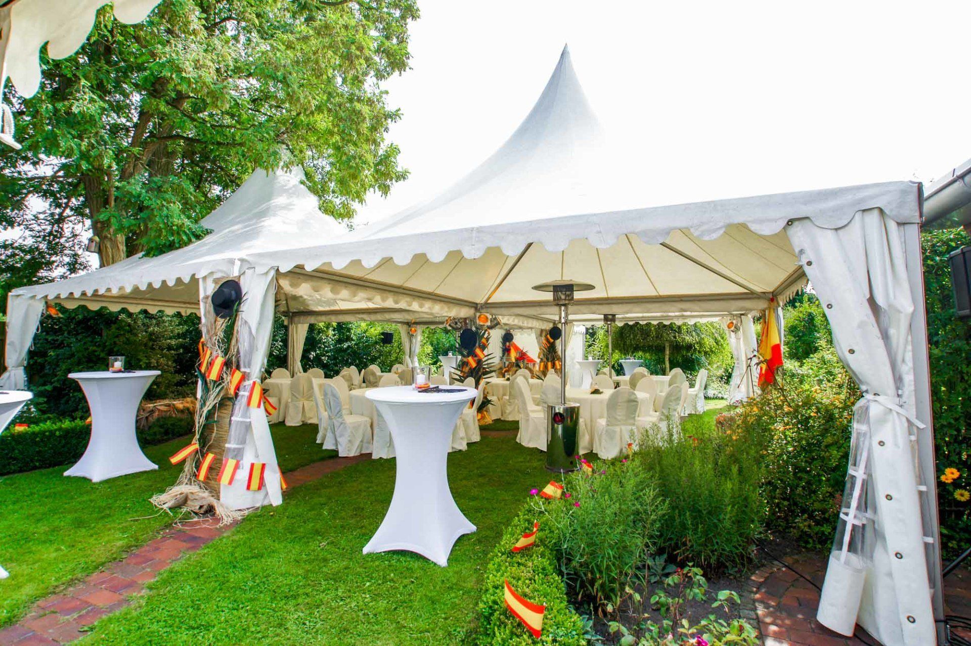 Gartenparty mit Pagodenzelten