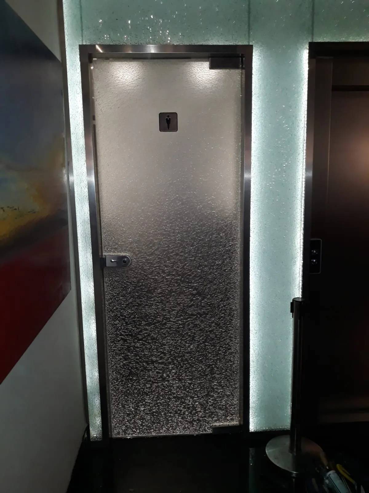 porta in vetro per bagno pubblico