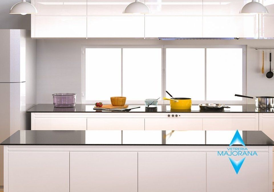cucina con piano in vetro rinforzato