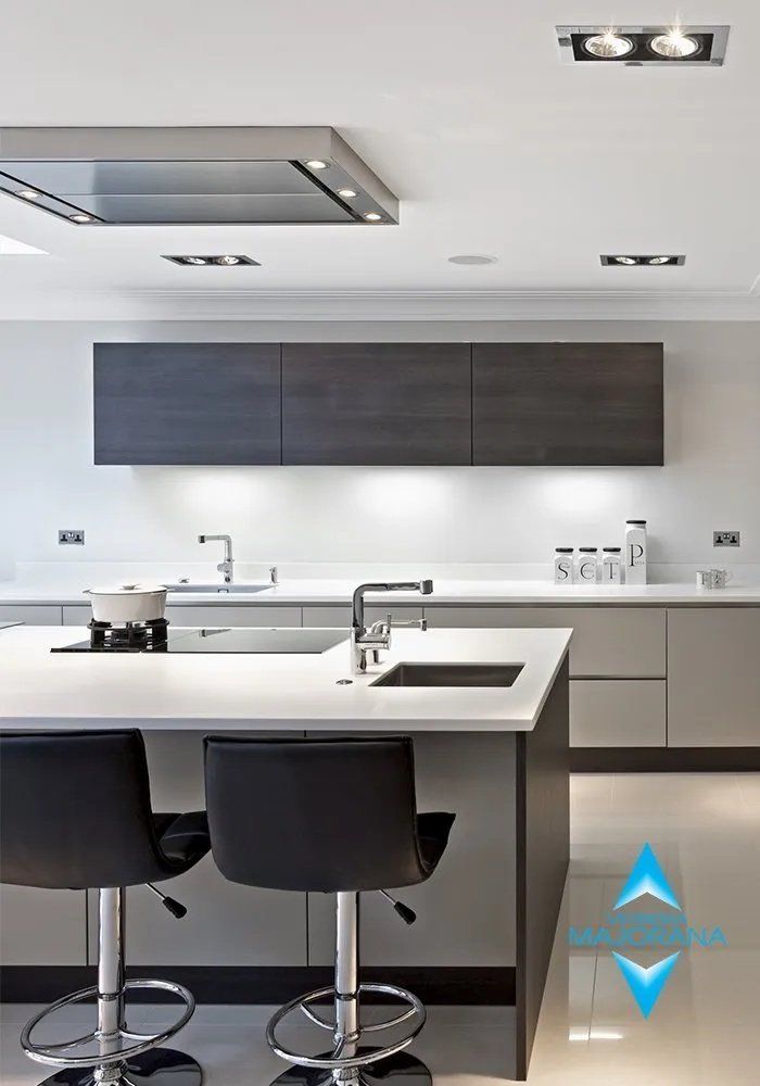 cucina moderna con rivestimenti in vetro
