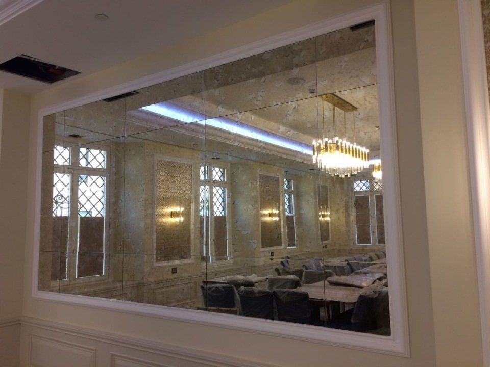 parete di specchi per ristorante