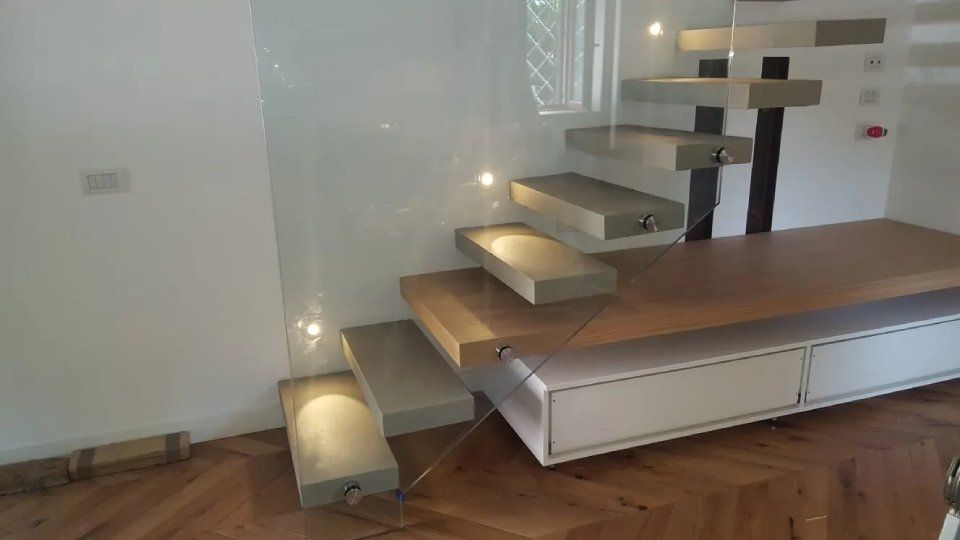 vetrata su scale moderne