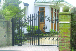 If you need metal gates in Rugby call Warwickshire Gates Ltd new gates