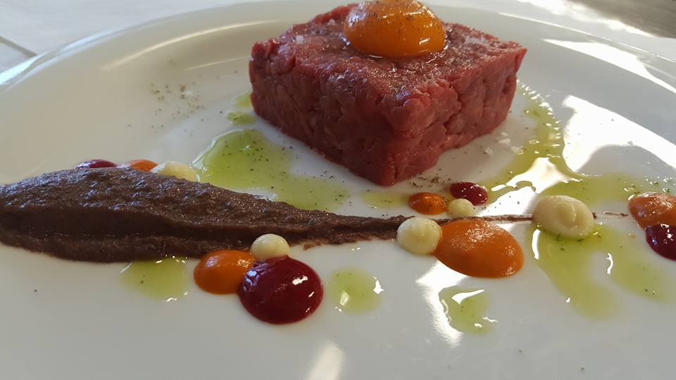 Tartare di carne con uovo