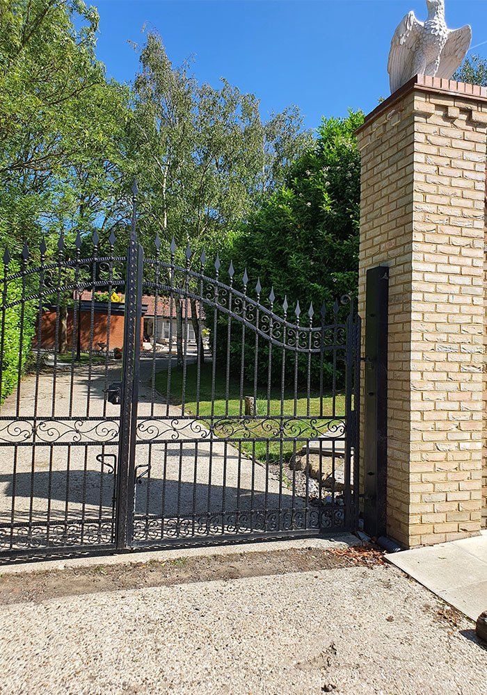 Kennel entrance