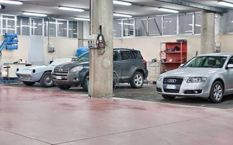 garage con auto