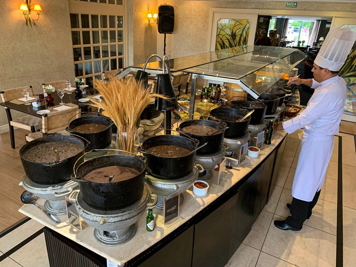 Uma deliciosa tradição no centro de Curitiba Feijoadíssima Mabu Curitiba Business