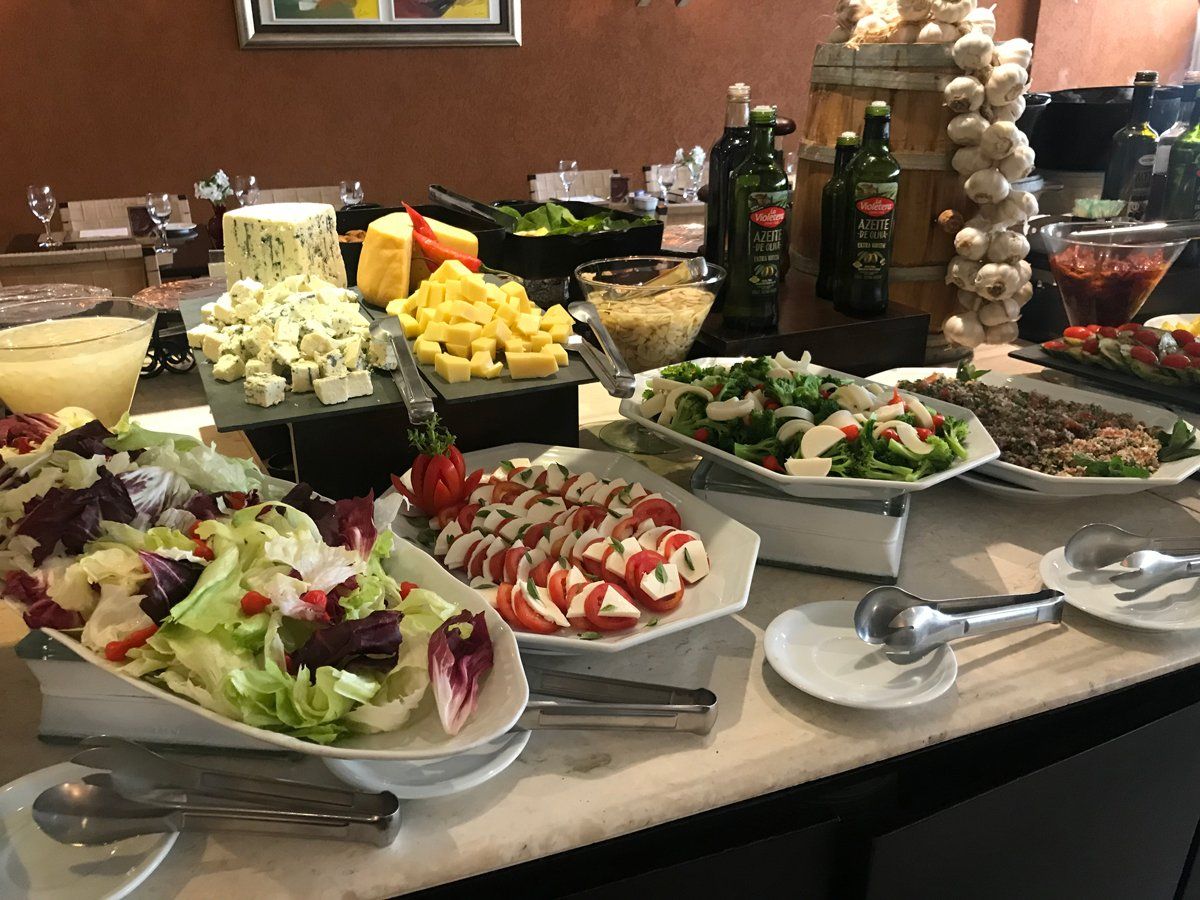 Variedade que impressiona Mesa de frios e saladas