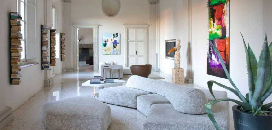 Ein Wohnzimmer mit einer Couch und einer Topfpflanze