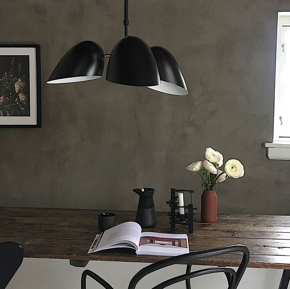 Ein Tisch mit einer Blumenvase und einem Buch darauf