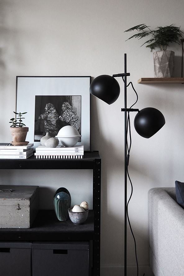 Ein Wohnzimmer mit einer Couch und einer Lampe und einem Bild an der Wand